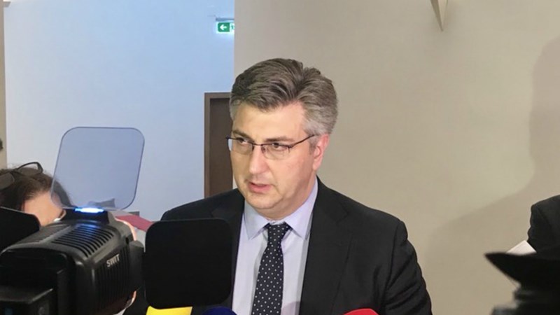 Predsjednik Vlade Plenković osudio incident Vojislava Šešelja u Narodnoj skupštini Srbije